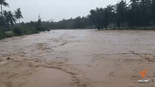 Floods hit Prachuab Khiri Khan, forcing patients to be moved out of hospital Floods hit Prachuab Khiri Khan, forcing patients to be moved out of hospital