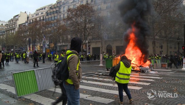 French police clash violently with protesters on Champs Elysees over petrol costs French police clash violently with protesters on Champs Elysees over petrol costs