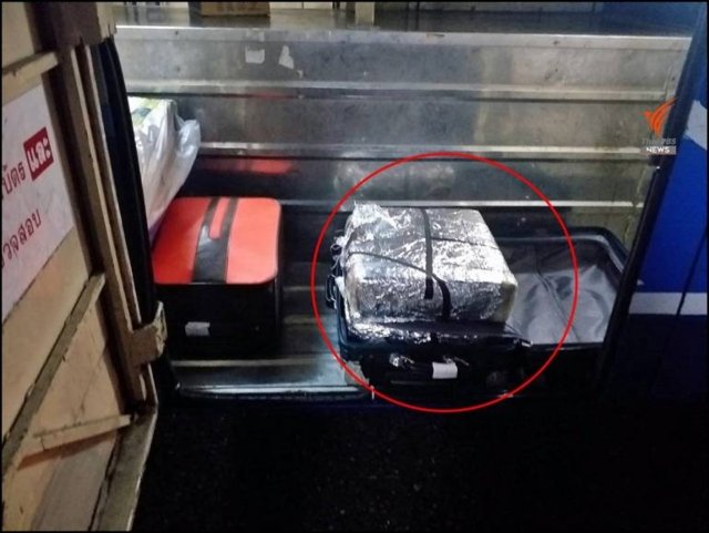 Serving police officer arrested with 198,000 meth pills in his luggage on a bus in Chiang Rai province Serving police officer arrested with 198,000 meth pills in his luggage on a bus in Chiang Rai province