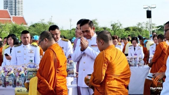 PM leads Thai people in merit-making for HM the Queen on her birthday PM leads Thai people in merit-making for HM the Queen on her birthday