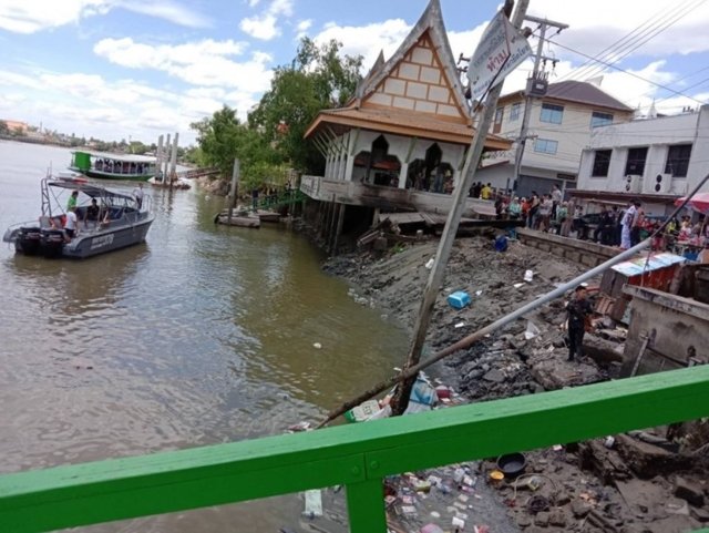 Search underway for 4 people after a pavilion collapses into Mae Klong River Search underway for 4 people after a pavilion collapses into Mae Klong River