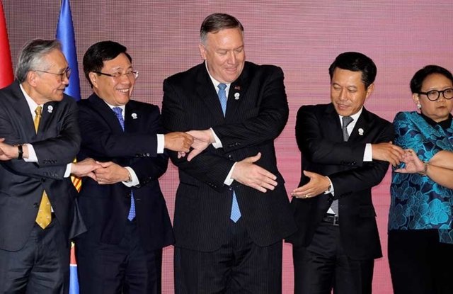 Pompeo says U.S. doesn't ask Southeast Asians to take sides Pompeo says U.S. doesn't ask Southeast Asians to take sides