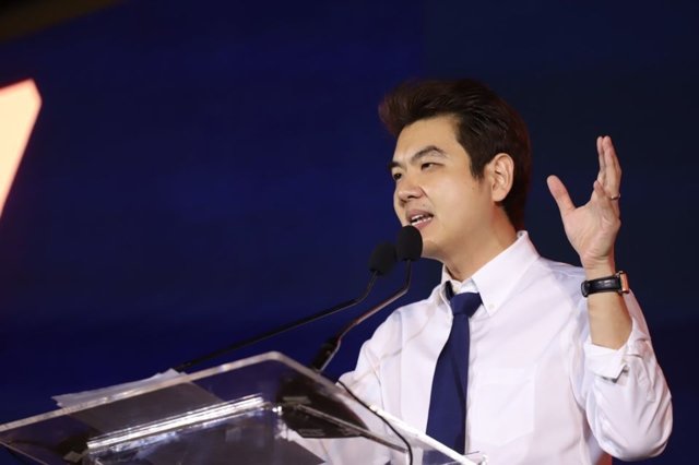 Piyabutr urges members to switch to new party if Future Forward disbanded Piyabutr urges members to switch to new party if Future Forward disbanded