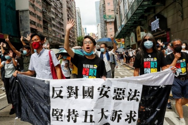 Hong Kong police arrest suspect at airport after officer assaulted in security law protests Hong Kong police arrest suspect at airport after officer assaulted in security law protests