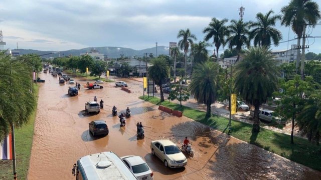 Railway construction thought to have caused flooding in Pak Chong district Railway construction thought to have caused flooding in Pak Chong district