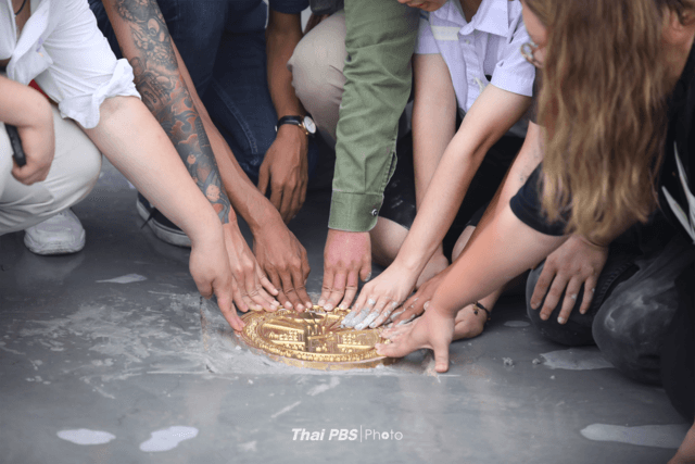 Protesters install symbolic democracy plaque at Sanam Luang Protesters install symbolic democracy plaque at Sanam Luang