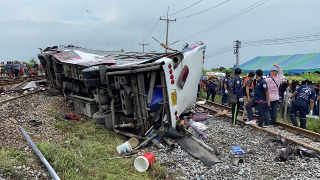 At least 20 killed and 30 injured in a bus-train collision in Chachoengsao At least 20 killed and 30 injured in a bus-train collision in Chachoengsao
