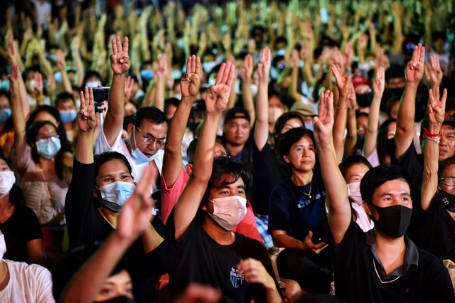 Protesters arrested as police clear road for Wednesday’s Royal motorcade Protesters arrested as police clear road for Wednesday’s Royal motorcade