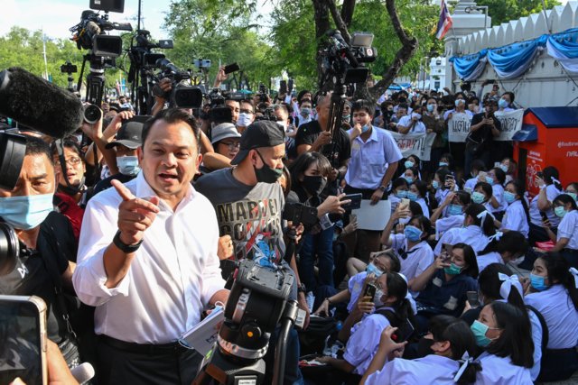Education Ministry threatens to sue Bad Student group for naming schools opposing casual clothing Education Ministry threatens to sue Bad Student group for naming schools opposing casual clothing
