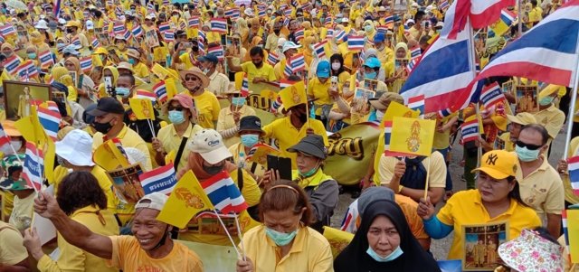Thailand’s King asks people in Ubon Ratchathani to join in love for the country Thailand’s King asks people in Ubon Ratchathani to join in love for the country