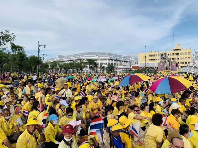 Crowds in yellow shirts show up to greet Thailand’s King and Queen at the Grand Palace Crowds in yellow shirts show up to greet Thailand’s King and Queen at the Grand Palace