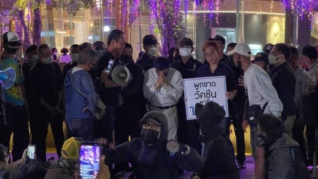Ratsadon group demand apology for alleged attack by Icon Siam mall guard Ratsadon group demand apology for alleged attack by Icon Siam mall guard
