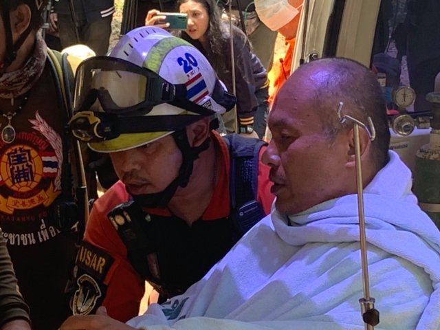 Thai divers safely rescue trapped monk from flooded cave Thai divers safely rescue trapped monk from flooded cave