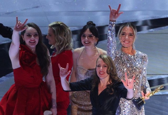 'CODA' wins best picture in a streaming first at the Oscars 'CODA' wins best picture in a streaming first at the Oscars