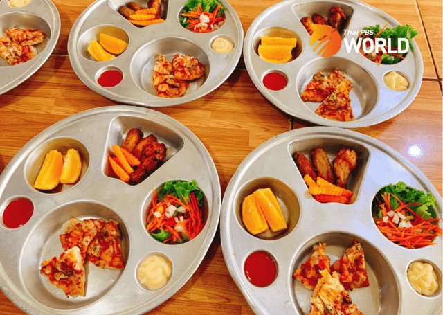 Pizza and BBQ chicken school lunch in Uthai Thani praised on social media Pizza and BBQ chicken school lunch in Uthai Thani praised on social media