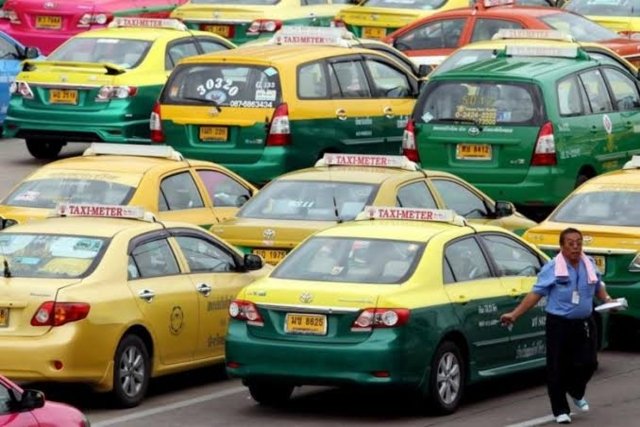 Free taxis provided by Rajavithi Hospital for COVID-19 patients in Bangkok Free taxis provided by Rajavithi Hospital for COVID-19 patients in Bangkok