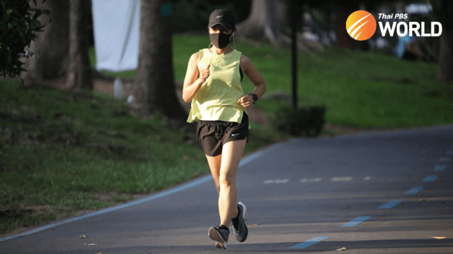 Joggers resume their routine this morning as Bangkok parks reopen Joggers resume their routine this morning as Bangkok parks reopen