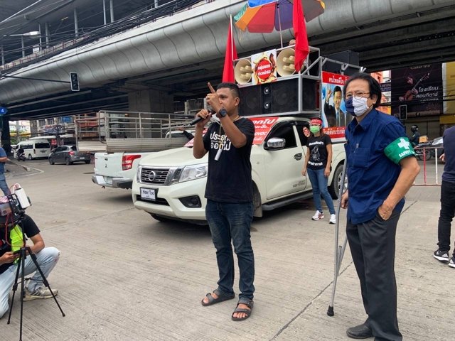 Protester arrested after demanding mRNA vaccines, two including police officer injured Protester arrested after demanding mRNA vaccines, two including police officer injured