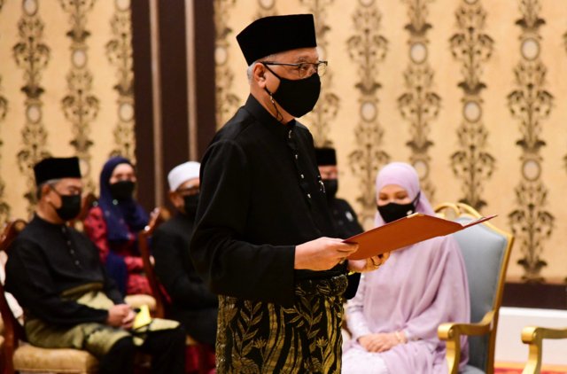 Malaysian PM sworn in as scandal-hit party reclaims leadership Malaysian PM sworn in as scandal-hit party reclaims leadership