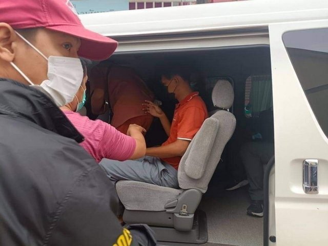 Two students nabbed for allegedly torching King’s portrait in Khon Kaen, bail granted Two students nabbed for allegedly torching King’s portrait in Khon Kaen, bail granted
