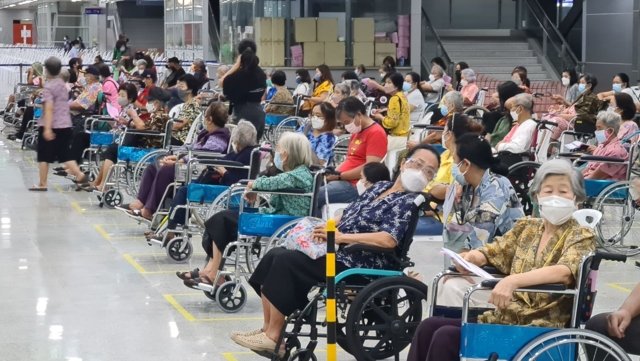 Public reminded not to lower their guard as Bangkok field hospitals get busy Public reminded not to lower their guard as Bangkok field hospitals get busy