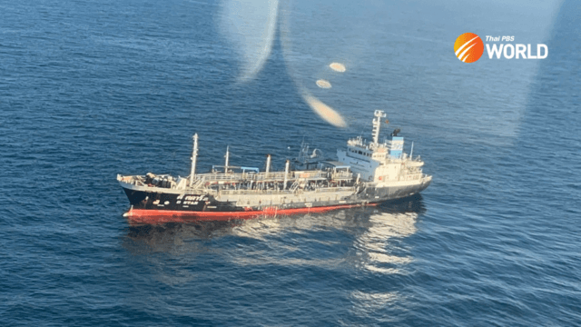 Operation ordered to contain oil on sunken oil tanker 24 miles from Chumphon estuary Operation ordered to contain oil on sunken oil tanker 24 miles from Chumphon estuary