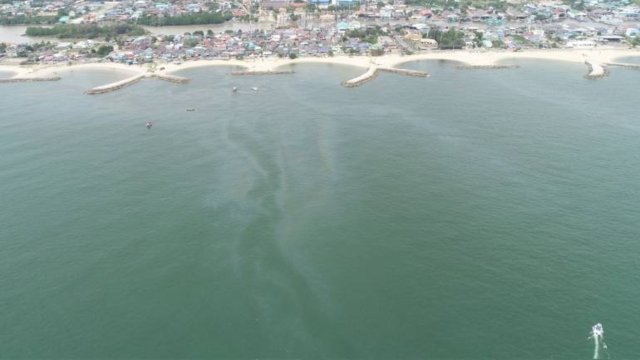 Oil film floats towards Laem Charoen beach in Thailand’s Rayong province Oil film floats towards Laem Charoen beach in Thailand’s Rayong province