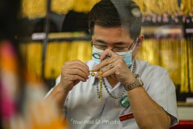 Thais sell off gold for cash as price reaches new high Thais sell off gold for cash as price reaches new high