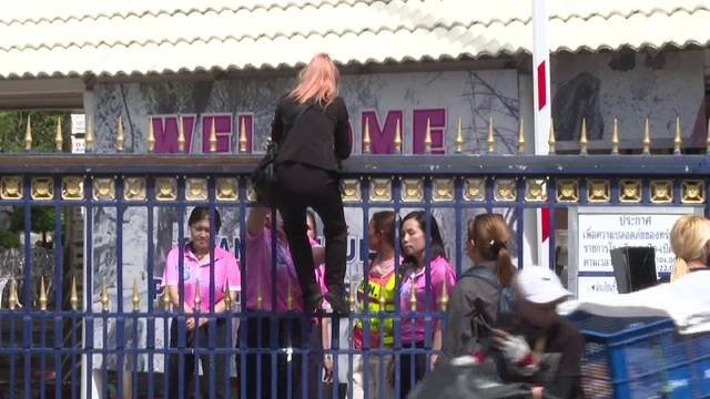 “Rebel” student on lèse majesté charge expelled from school “Rebel” student on lèse majesté charge expelled from school