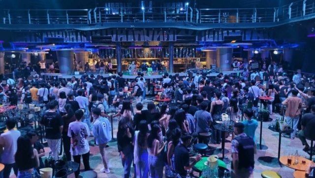 325 underage people found in a pub in Chiang Rai 325 underage people found in a pub in Chiang Rai