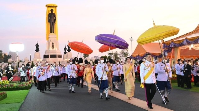 Their Majesties preside over unveiling of late King Bhumibol Adulyadej’s statue Their Majesties preside over unveiling of late King Bhumibol Adulyadej’s statue