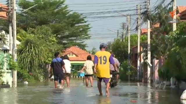 Floodwall built to prevent flooded landfill leaking into Muang district of Ang Thong Floodwall built to prevent flooded landfill leaking into Muang district of Ang Thong