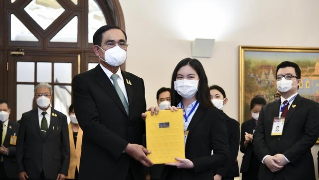 APEC youth representatives present Youth Declaration to Thai PM APEC youth representatives present Youth Declaration to Thai PM