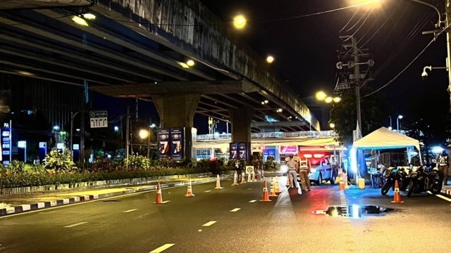 Road checkpoints set up around Queen Sirikit National Convention Centre Road checkpoints set up around Queen Sirikit National Convention Centre