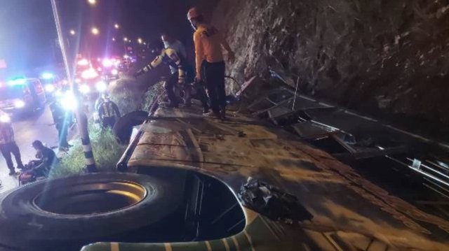 Four killed and dozens injured in bus accident in Tak Province Four killed and dozens injured in bus accident in Tak Province