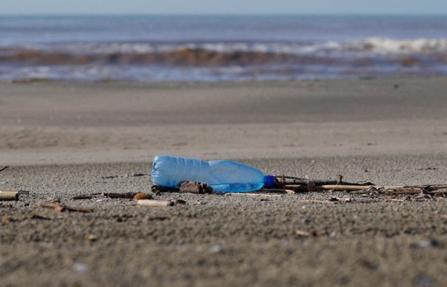 Countries split on plastics treaty focus as UN talks close Countries split on plastics treaty focus as UN talks close