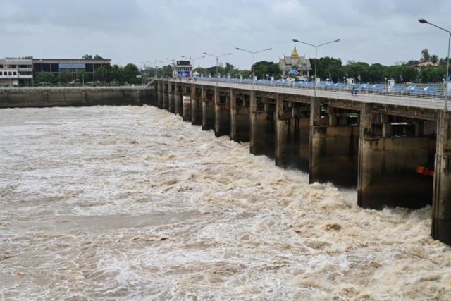 Water level of Chao Phraya River rising in Bangkok Water level of Chao Phraya River rising in Bangkok