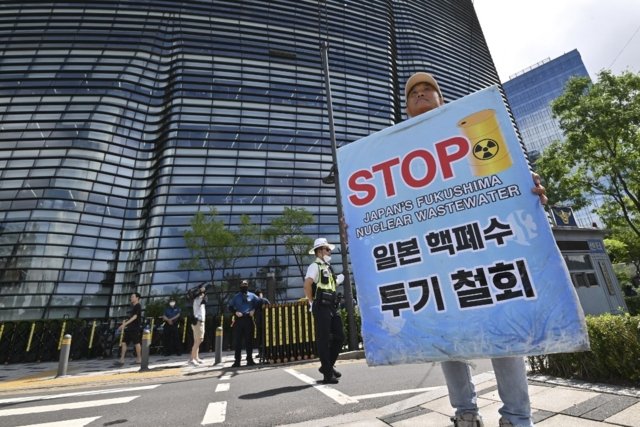More than 10 arrested trying to enter Japan embassy in Seoul over Fukushima: police More than 10 arrested trying to enter Japan embassy in Seoul over Fukushima: police