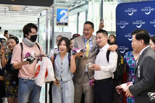 PM welcomes first group of Chinese tourists arriving under visa free program PM welcomes first group of Chinese tourists arriving under visa free program