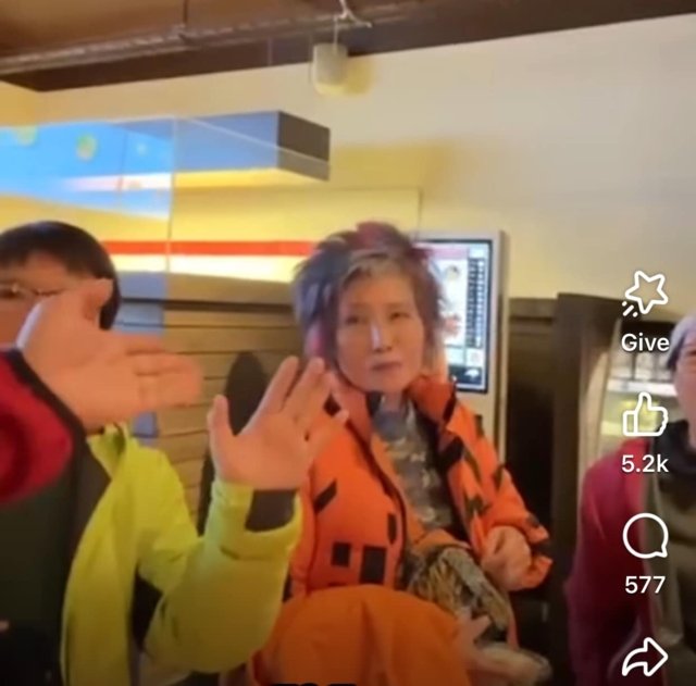 Senator Porntip asked to leave restaurant in Iceland Senator Porntip asked to leave restaurant in Iceland
