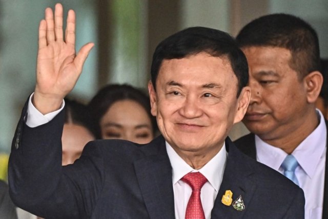 Petition submitted to PM to have Thaksin returned to prison Petition submitted to PM to have Thaksin returned to prison