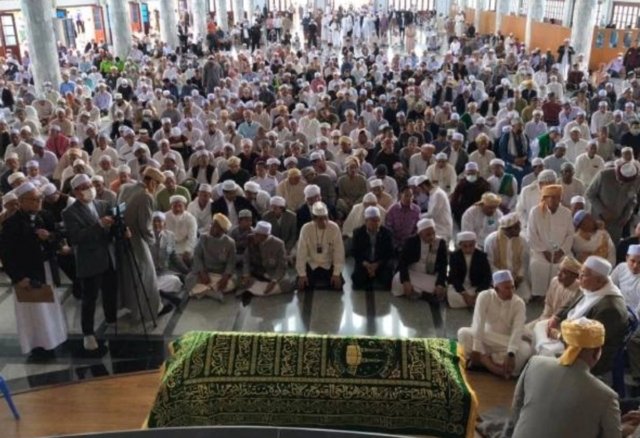 Thai Muslims attend prayers to bid farewell to late Muslim spiritual leader Thai Muslims attend prayers to bid farewell to late Muslim spiritual leader