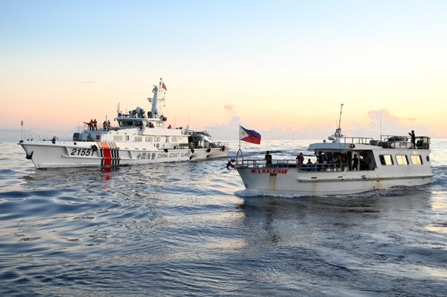 Chinese vessels in high-seas chase of Philippine boat with media Chinese vessels in high-seas chase of Philippine boat with media