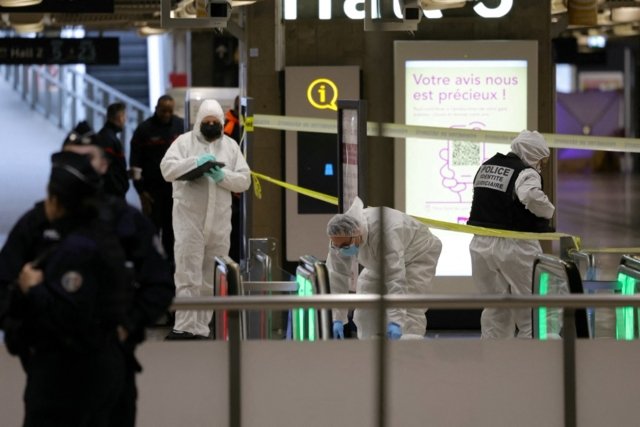 Knife attacker wounds three at major Paris train station Knife attacker wounds three at major Paris train station