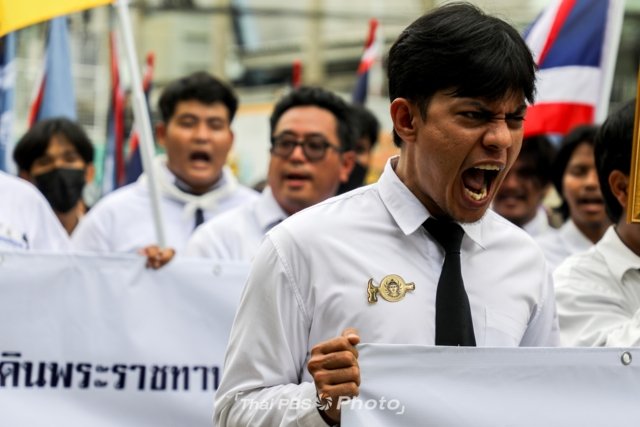 Uthenthawai students and alumni protest against campus relocation Uthenthawai students and alumni protest against campus relocation