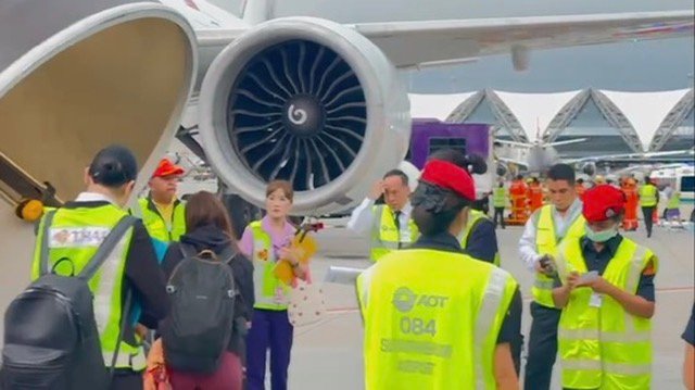 1 dead, 30 injured as Singapore Airlines makes emergency landing at Suvarnabhumi 1 dead, 30 injured as Singapore Airlines makes emergency landing at Suvarnabhumi