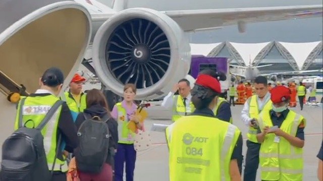 1 dead, 30 injured as Singapore Airlines makes emergency landing at Suvarnabhumi 1 dead, 30 injured as Singapore Airlines makes emergency landing at Suvarnabhumi