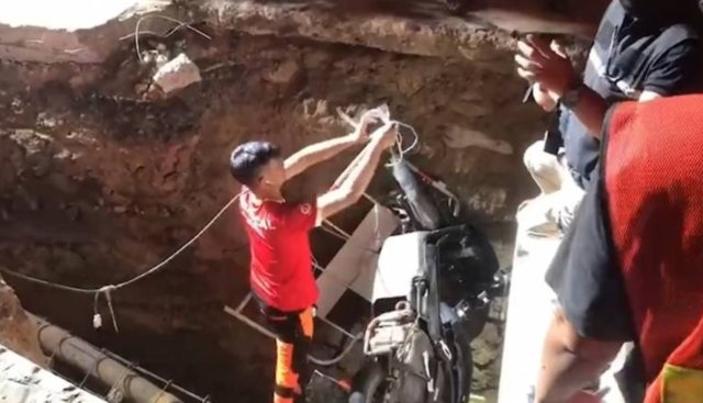 Motorcyclist plunges into cable duct manhole in Mae Sot district Motorcyclist plunges into cable duct manhole in Mae Sot district