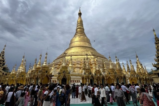 Thousands mark Buddha’s birthday at Myanmar’s Shwedagon pagoda Thousands mark Buddha’s birthday at Myanmar’s Shwedagon pagoda