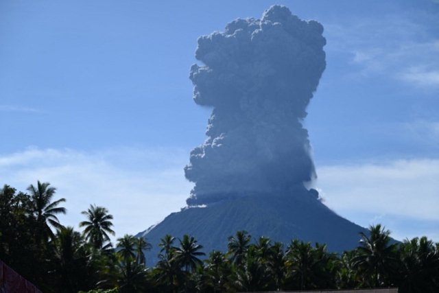 Indonesia evacuates hundreds near erupting volcano Indonesia evacuates hundreds near erupting volcano